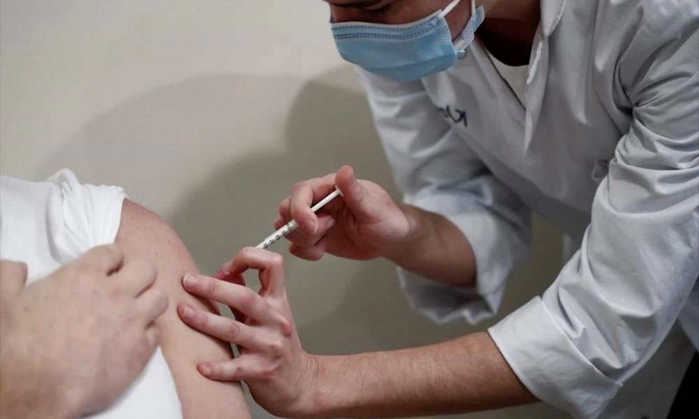 Ιταλία: Ξεκίνησαν στα φαρμακεία της χώρας οι εμβολιασμοί